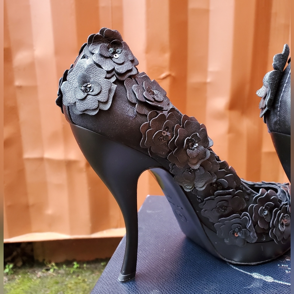 Chanel Black Leather Laser Cut Camellia Platform Pumps 40. - Picture 14 of 16